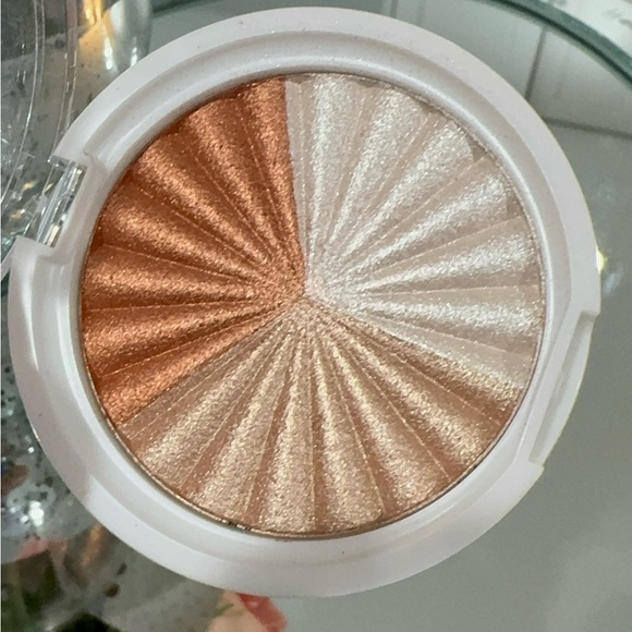 OFRA
HIGHLIGHTER - EVERGLOW ✨ - Picture 4 of 6